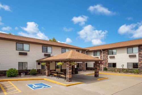 Days Inn & Suites by Wyndham Davenport East in Davenport, USA