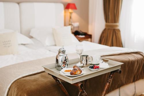 Classic Double or Twin Room image 4