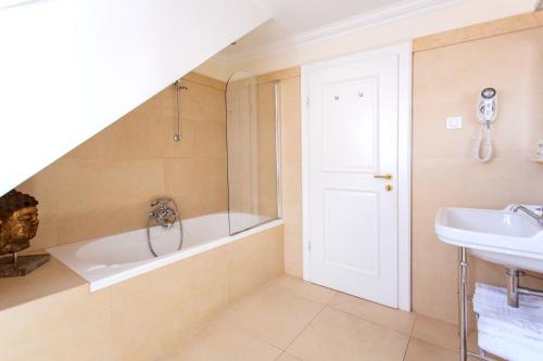 Deluxe Double or Twin Room image 3