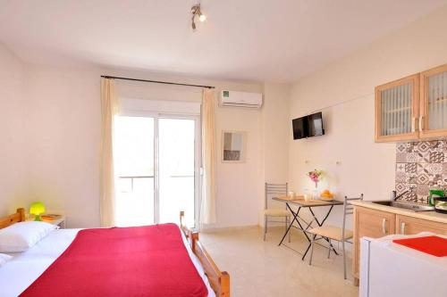  New Town, Downtown Apt 2 Balcony AC in Rhodos