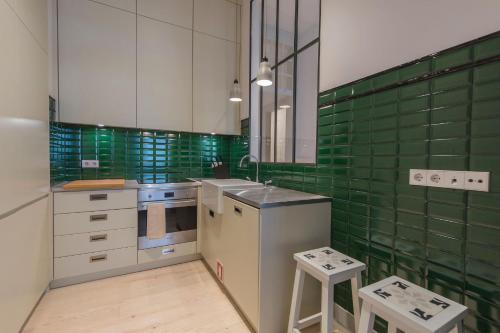 Charming 3 Bedroom Wonder Downtown by LovelyStay 3