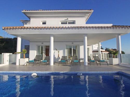  Modern villa with Heated Pool, Jacuzzi, Sauna, sleeps 10 in Sitio de Calahonda