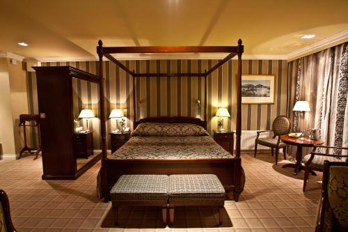 The Lake Hotel - image 13
