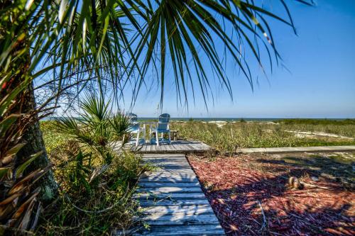 Sun N Fun Beachfront Vacation Rentals - image 20