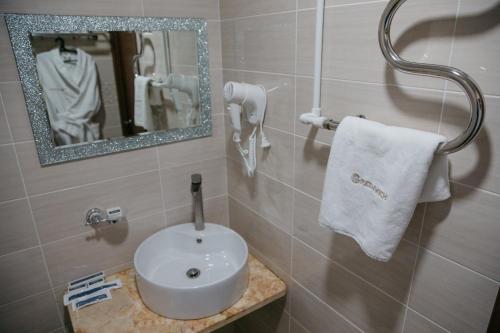 Greenwich Hotel - image 3