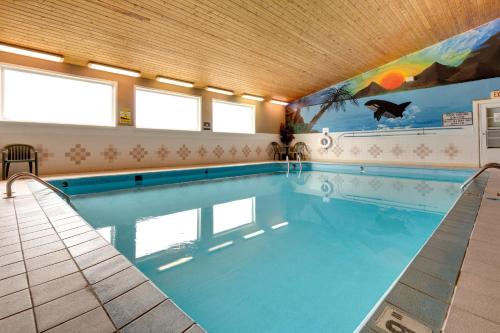 Swimming pool, Fireside Inn and Suites in Devils Lake (ND)