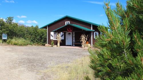 Ranch Mountain Cabin, Stunning! BBQ, Campfire, Hiking - image 5