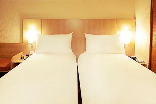 2 twin beds, 1 sofa bed