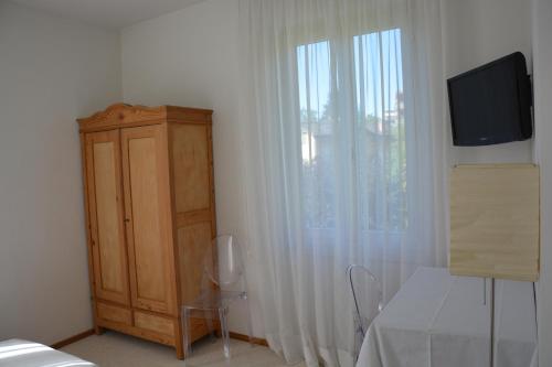 Double or Twin Room image 5