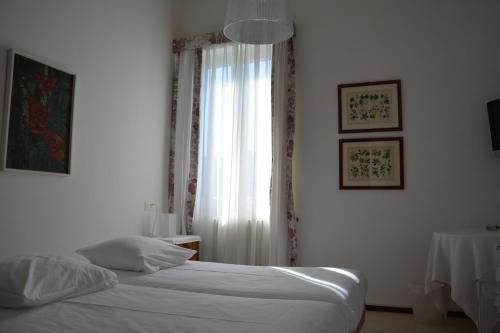 Double or Twin Room image 2