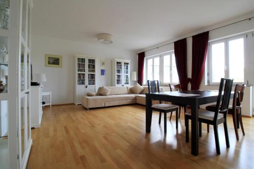 Luxury city apartment - view of river and castle in Würzburg, Deutschland
