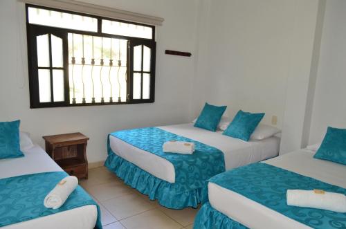 1 double bed, 2 twin beds