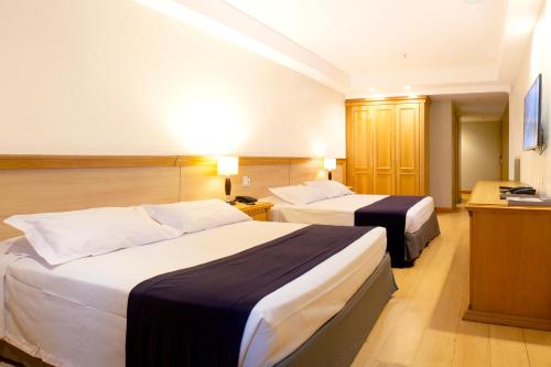 2 queen beds