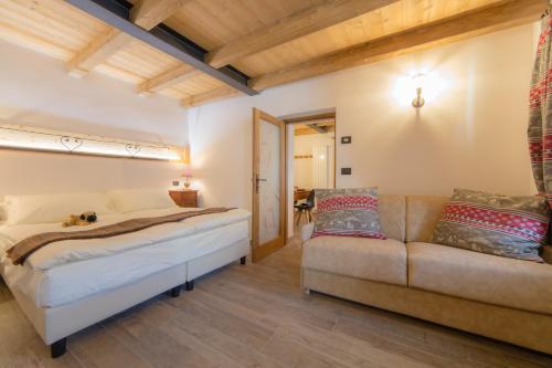 1 queen bed, 1 sofa bed