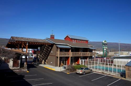 Cousin's Country Inn - main image