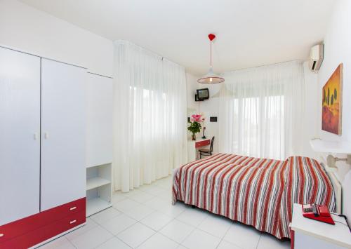 1 double bed, 1 twin bed