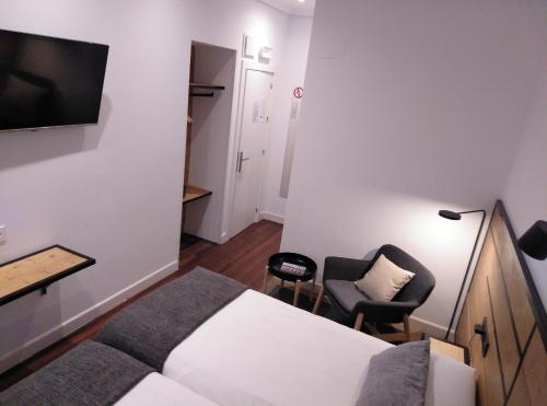 Deluxe Double or Twin Room image 10