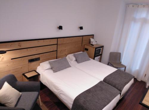 Deluxe Double or Twin Room image 9