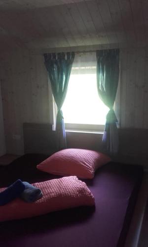 2 queen beds, 1 bunk bed