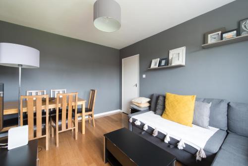 Chesterton Court Apartment - image 2