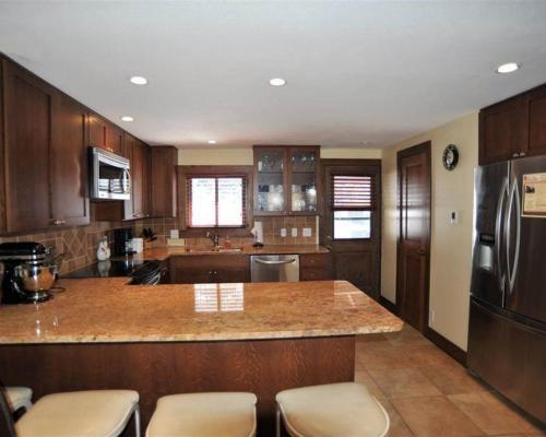 52 Clubhouse Road - main image