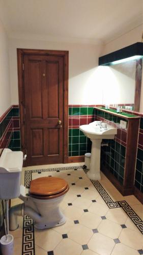 Bathroom, Wagtail Lodge in Strachan