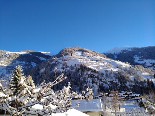  Chalet Waldrand in Inden