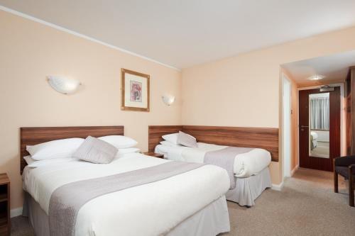1 double bed, 1 twin bed