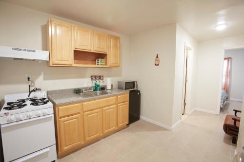 STUDIO&ONE BEDROOM APARTMENTS - image 2