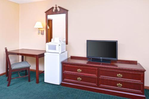 Americas Best Value Inn Plattsburgh - main image