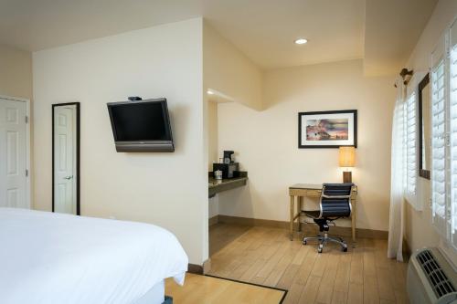PB Surf Beachside Inn - image 3