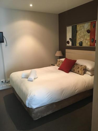 Glenelg Seaside Apartment - Free Car Park