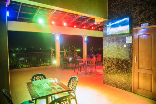 Pub/Lounge, Homey Lodge in Kenyase