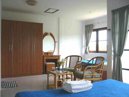 room detail thumbnail 2