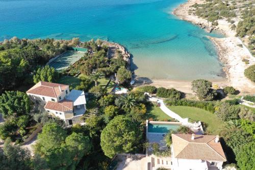 Villa Iris - Luxury traditional beachfront villa with swimming pool gîte à louer Panagítsa
