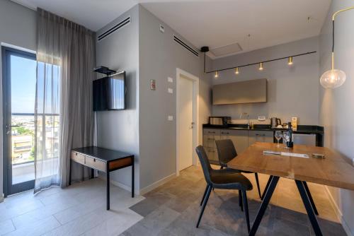 Junior Suite with Balcony image 2