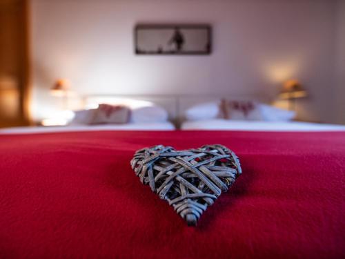 Łóżko, Hotel Edelweiss in Nendaz