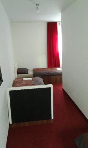 1 queen bed, 2 twin beds