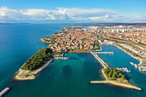 CAISA- luxury apartment 20 m from the sea