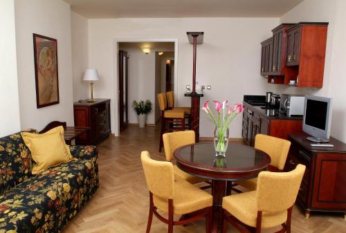 Elysee Hotel - image 4