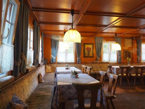 餐廳, 蘭德蓋斯霍夫扎姆施沃森格萊特酒店 (Landgasthof Zum Schwarzen Grat) in 阿爾高伊斯尼