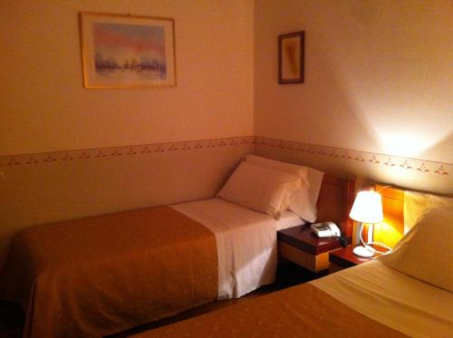 1 queen bed, 1 twin bed