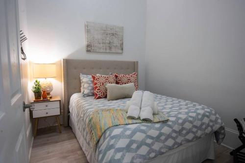 Five BR - Sleeps 10! Steps from French Quarter - image 4
