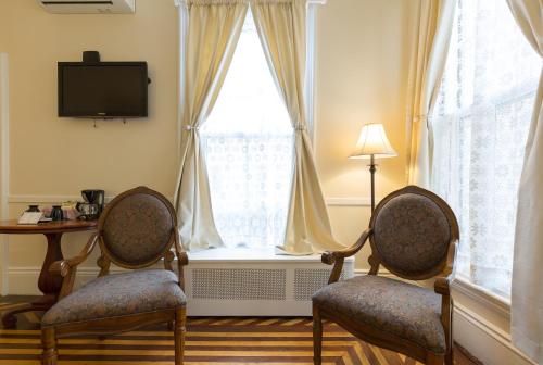Deluxe King Suite - Peabody House- NO PETS