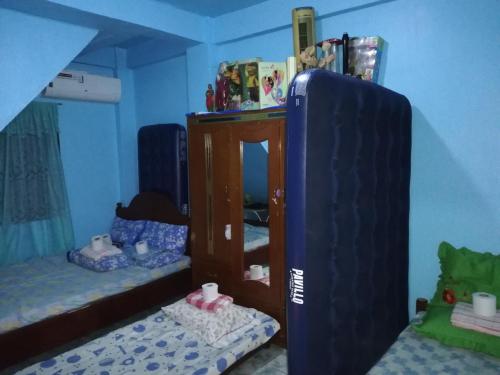 Arlleane Sidney's Relaxation Home Big Family Blue Room in Manaoag