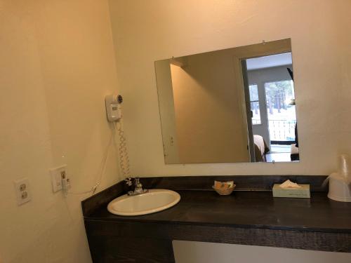 Cedar Inn & Suites image 16