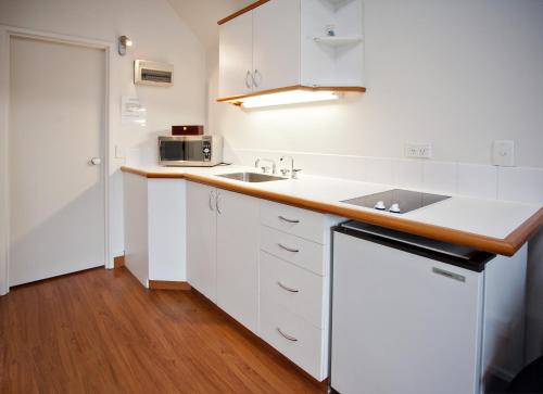 Kitchen, Cable Court Motel in North Dunedin