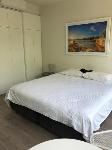 Bondi Beach Studio King Suite + Balcony - image 2