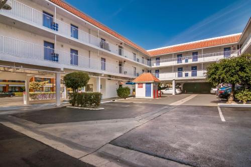 Motel 6 Monterey Park