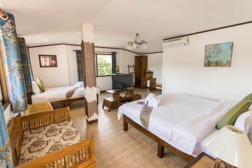 1 king bed, 1 twin bed